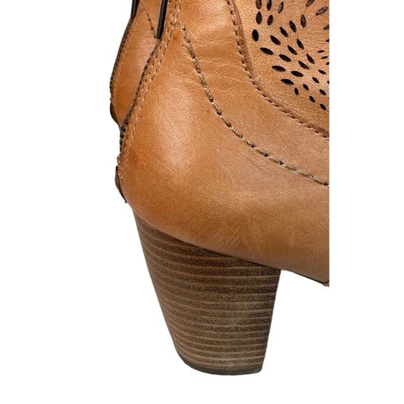 UGG Charlotte Perforated Tan Leather Cowgirl Ankle Booties Zip Back Sz 7 EU 38 - Picture 4 of 13